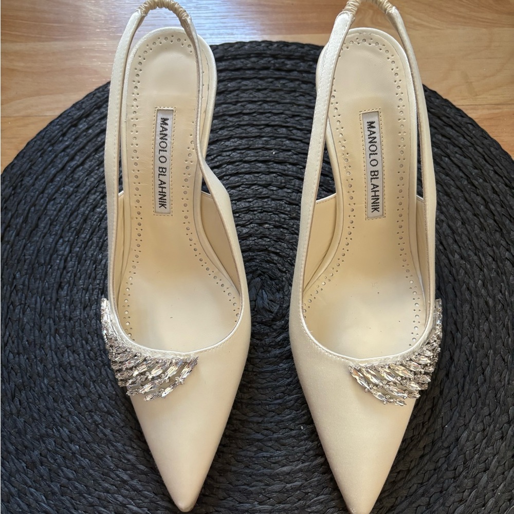 Manolo blahnik terala cream white sling back pumps